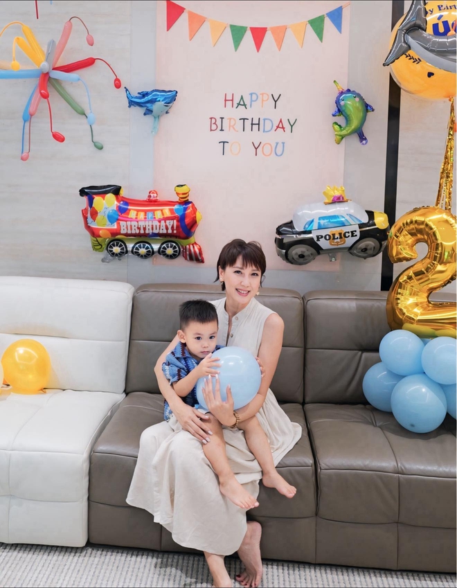 Mẹ Do&atilde;n Hải My ng&agrave;y c&agrave;ng trẻ đẹp nhưng lẻ b&oacute;ng, &ocirc;ng bố nổi tiếng c&oacute; động th&aacute;i lạ - Ảnh 1.