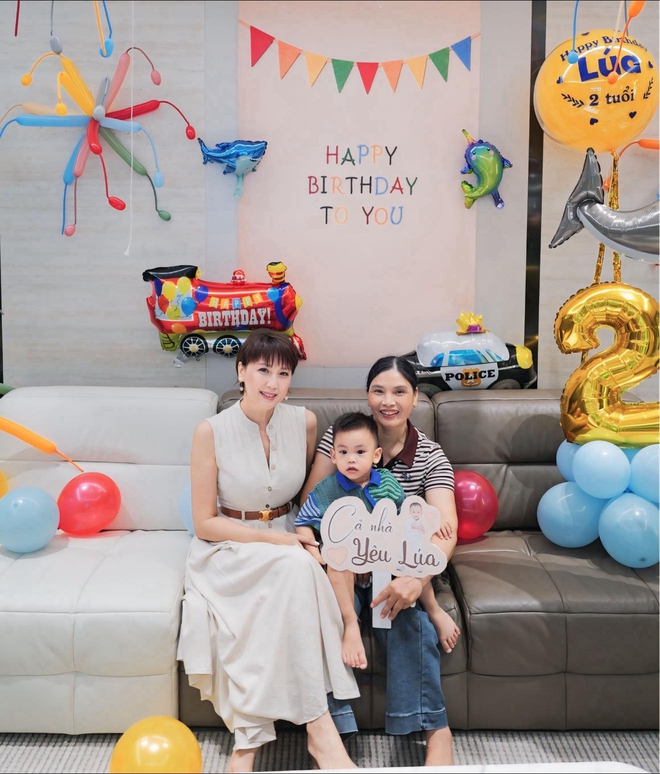 Mẹ Do&atilde;n Hải My ng&agrave;y c&agrave;ng trẻ đẹp nhưng lẻ b&oacute;ng, &ocirc;ng bố nổi tiếng c&oacute; động th&aacute;i lạ - Ảnh 2.