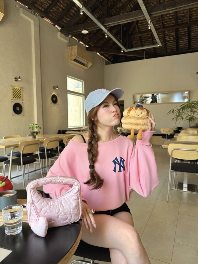 Hội "em ghệ tone hồng" y&ecirc;u rapper: Visual ai cũng xịn, body đẹp nức nở - Ảnh 3.