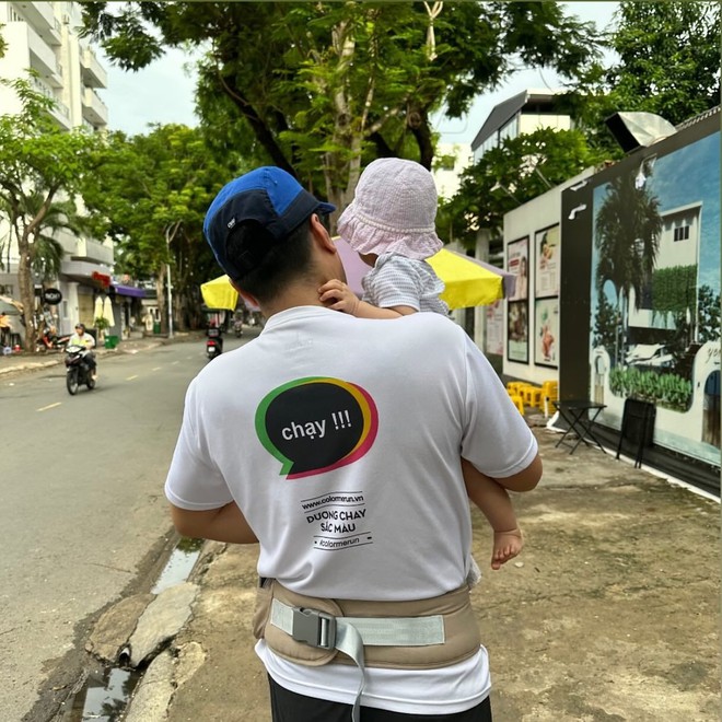 Cảnh con trai tỷ phú Johnathan Hạnh Nguyễn ngồi bệt trên vỉa hè ăn bánh mì - Ảnh 2.