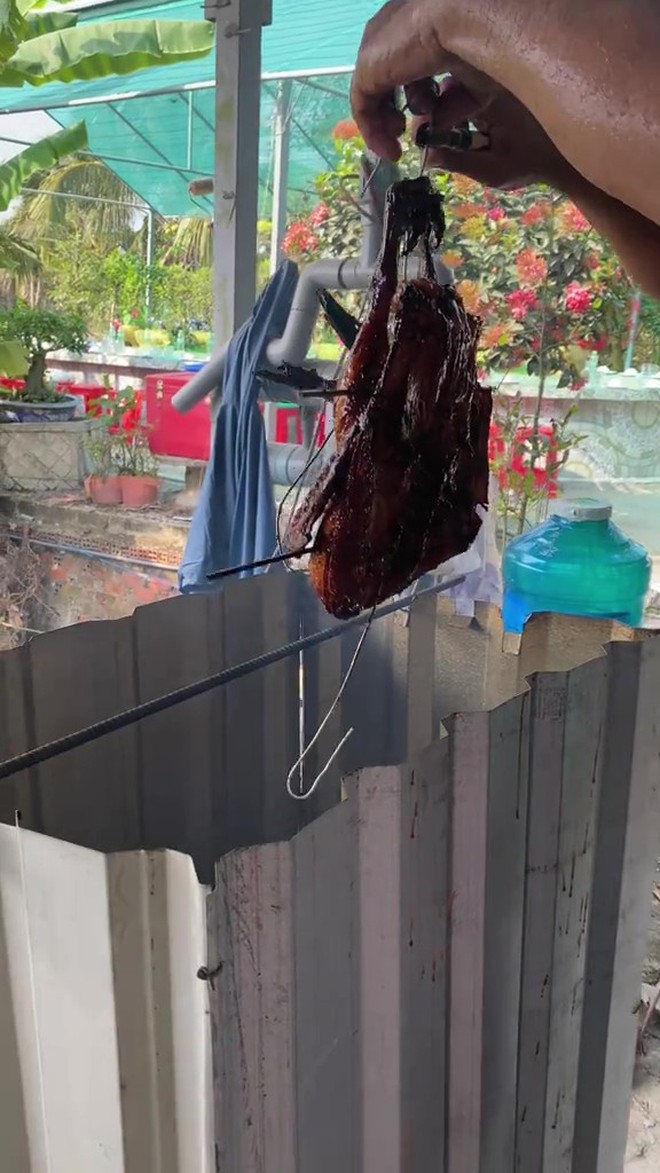 Đ&aacute;m giỗ miền T&acirc;y đẳng cấp với "lẩu băng chuyền" tự chế 50 ăn c&ugrave;ng l&uacute;c: Chủ nh&agrave; n&oacute;i g&igrave; về chi tiết dễ gặp sự cố? - Ảnh 2.