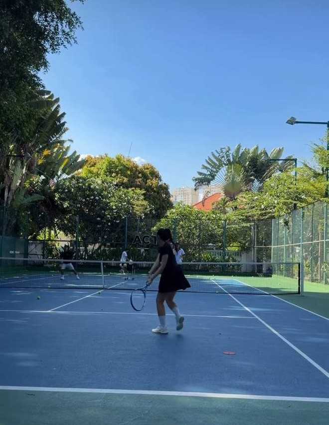 Phát hiện hàng loạt mỹ nhân Việt check-in trở lại trên sân tennis: Môn thể thao của giới “old money” có khác!- Ảnh 5. Phát hiện hàng loạt mỹ nhân Việt check-in trở lại trên sân tennis: Môn thể thao của giới “old money” có khác!- Ảnh 5.