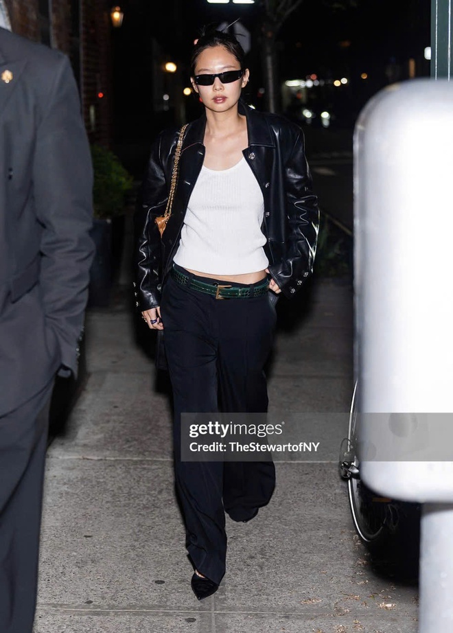 Jennie chưa tới Met Gala đ&atilde; chiếm spotlight: &ldquo;X&eacute; v&aacute;y&rdquo; th&agrave;nh phi&ecirc;n bản ri&ecirc;ng, mỗi bước đi đều g&acirc;y b&atilde;o- Ảnh 4.