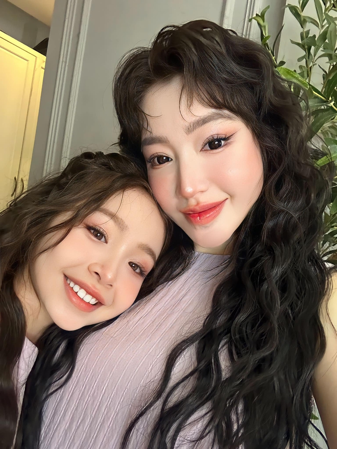 Thi&ecirc;n thần nh&iacute; năm ấy c&aacute;c mẹ c&agrave;i h&igrave;nh nền: Cadie Mộc Tr&agrave; - Con g&aacute;i Elly Trần đ&atilde; 12 tuổi, cao hơn 1m6, mặc chung size với mẹ- Ảnh 11.