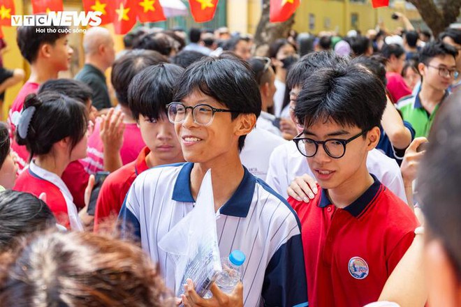 Nụ cười v&agrave; nước mắt tiếc nuối của sĩ tử H&agrave; Nội sau m&ocirc;n thi cuối lớp 10 - Ảnh 7.