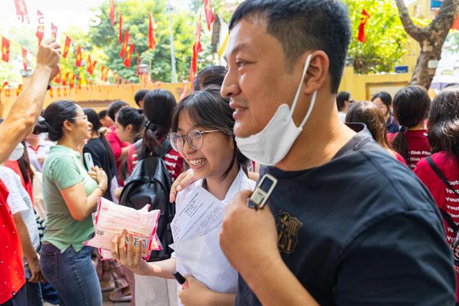 Nụ cười v&agrave; nước mắt tiếc nuối của sĩ tử H&agrave; Nội sau m&ocirc;n thi cuối lớp 10 - Ảnh 8.