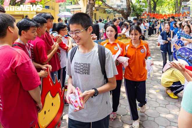 Nụ cười v&agrave; nước mắt tiếc nuối của sĩ tử H&agrave; Nội sau m&ocirc;n thi cuối lớp 10 - Ảnh 6.