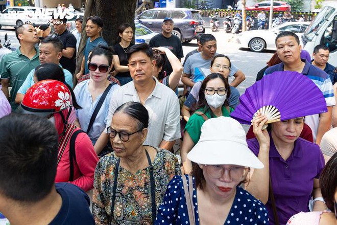 Nụ cười v&agrave; nước mắt tiếc nuối của sĩ tử H&agrave; Nội sau m&ocirc;n thi cuối lớp 10 - Ảnh 3.