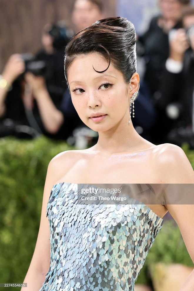 Jennie n&oacute;i về m&agrave;n xuất hiện g&acirc;y chia rẽ nhất Met Gala 2026: "Em rất đ&uacute;ng chủ đề, mọi thứ đều lấp l&aacute;nh c&ugrave;ng em" - Ảnh 5.