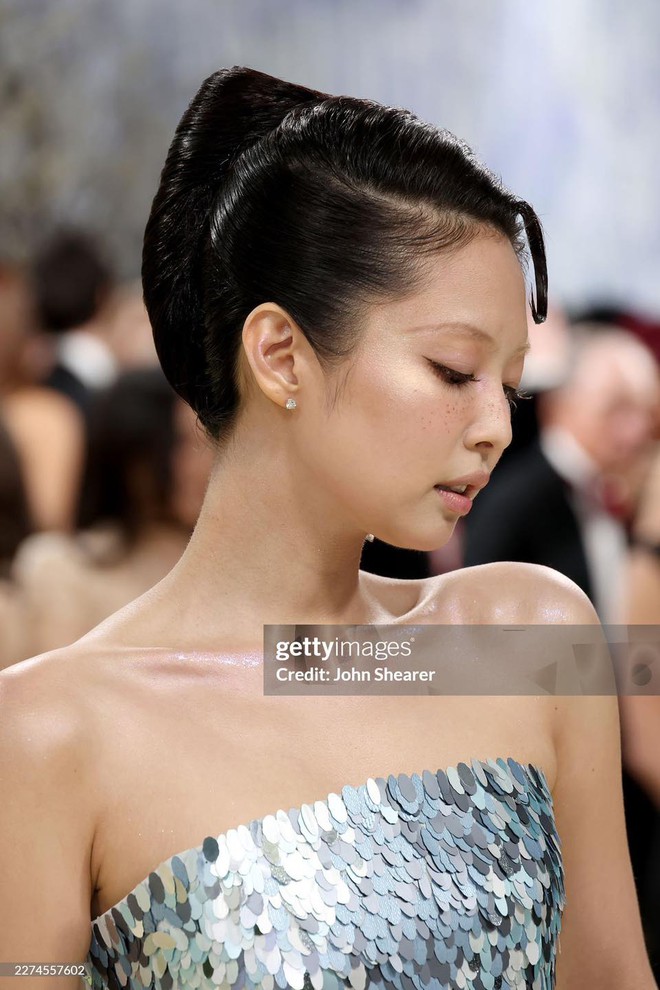 Jennie n&oacute;i về m&agrave;n xuất hiện g&acirc;y chia rẽ nhất Met Gala 2026: "Em rất đ&uacute;ng chủ đề, mọi thứ đều lấp l&aacute;nh c&ugrave;ng em" - Ảnh 4.