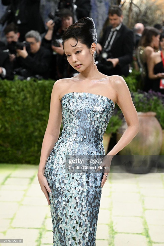 Jennie n&oacute;i về m&agrave;n xuất hiện g&acirc;y chia rẽ nhất Met Gala 2026: "Em rất đ&uacute;ng chủ đề, mọi thứ đều lấp l&aacute;nh c&ugrave;ng em" - Ảnh 1.