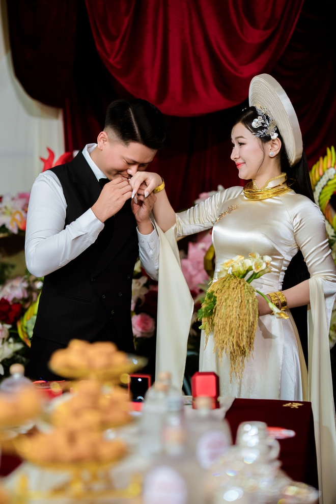 "B&oacute; hoa cưới l&uacute;a ch&iacute;n c&uacute;i đầu&rdquo; của c&ocirc; d&acirc;u miền T&acirc;y: Chủ nh&acirc;n phải đi 5-6 mẫu ruộng để chọn, l&yacute; do ph&iacute;a sau - Ảnh 3.