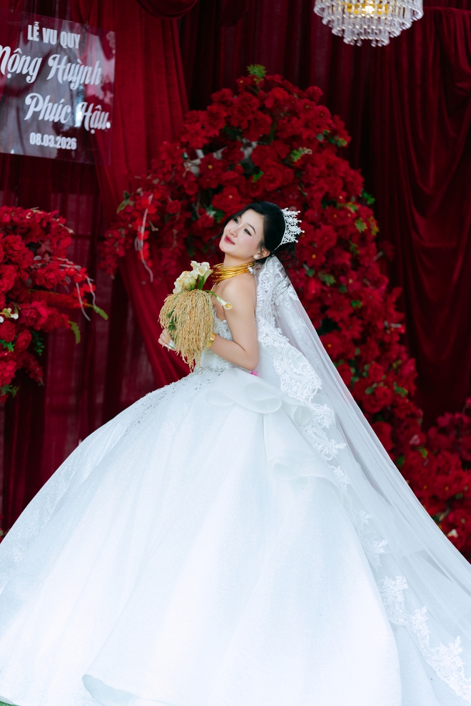 "B&oacute; hoa cưới l&uacute;a ch&iacute;n c&uacute;i đầu&rdquo; của c&ocirc; d&acirc;u miền T&acirc;y: Chủ nh&acirc;n phải đi 5-6 mẫu ruộng để chọn, l&yacute; do ph&iacute;a sau - Ảnh 2.