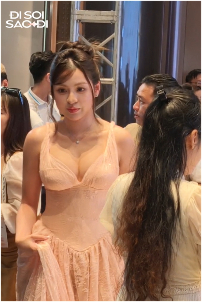 Vợ chủ tịch Colline Dalat, rich kid Linda Ng&ocirc; đọ d&aacute;ng sau sinh, d&agrave;n mỹ nh&acirc;n 1 con "chặt đẹp" cam thường - Ảnh 9.