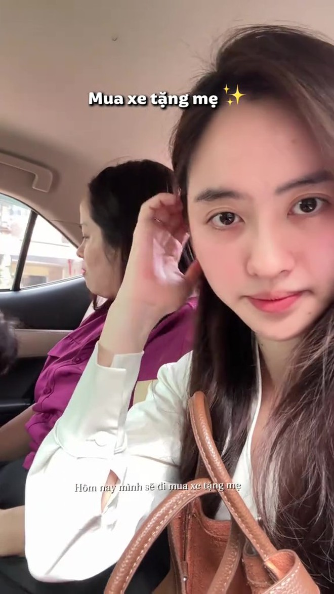 Lừa mẹ đi c&agrave; ph&ecirc;, đến nơi l&agrave; lễ b&agrave;n giao xe VF3: Kh&ocirc;ng nỡ để mẹ đi l&agrave;m 50km, con rể &ldquo;gia trưởng&rdquo; chốt qu&agrave; to - Ảnh 1.