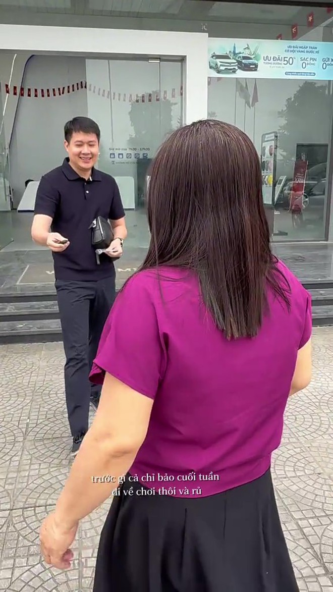 Lừa mẹ đi c&agrave; ph&ecirc;, đến nơi l&agrave; lễ b&agrave;n giao xe VF3: Kh&ocirc;ng nỡ để mẹ đi l&agrave;m 50km, con rể &ldquo;gia trưởng&rdquo; chốt qu&agrave; to - Ảnh 2.