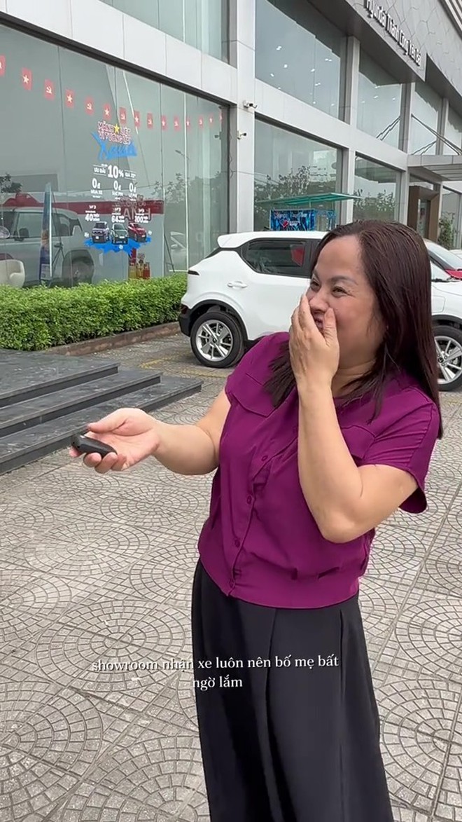 Lừa mẹ đi c&agrave; ph&ecirc;, đến nơi l&agrave; lễ b&agrave;n giao xe VF3: Kh&ocirc;ng nỡ để mẹ đi l&agrave;m 50km, con rể &ldquo;gia trưởng&rdquo; chốt qu&agrave; to - Ảnh 3.