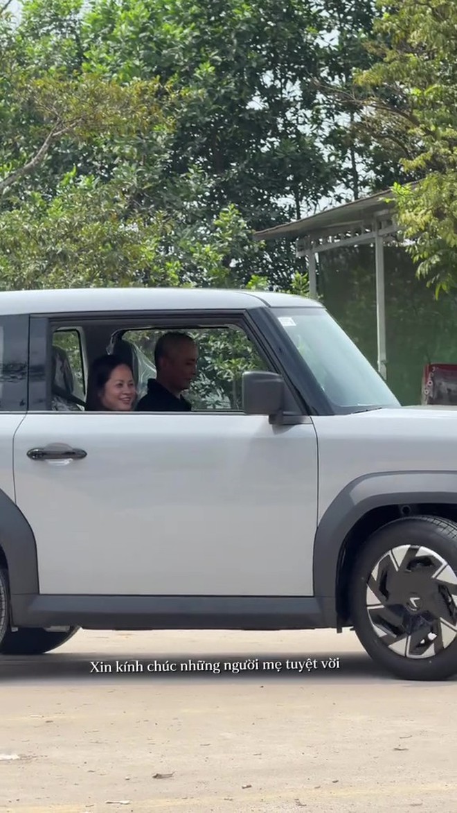 Lừa mẹ đi c&agrave; ph&ecirc;, đến nơi l&agrave; lễ b&agrave;n giao xe VF3: Kh&ocirc;ng nỡ để mẹ đi l&agrave;m 50km, con rể &ldquo;gia trưởng&rdquo; chốt qu&agrave; to - Ảnh 4.
