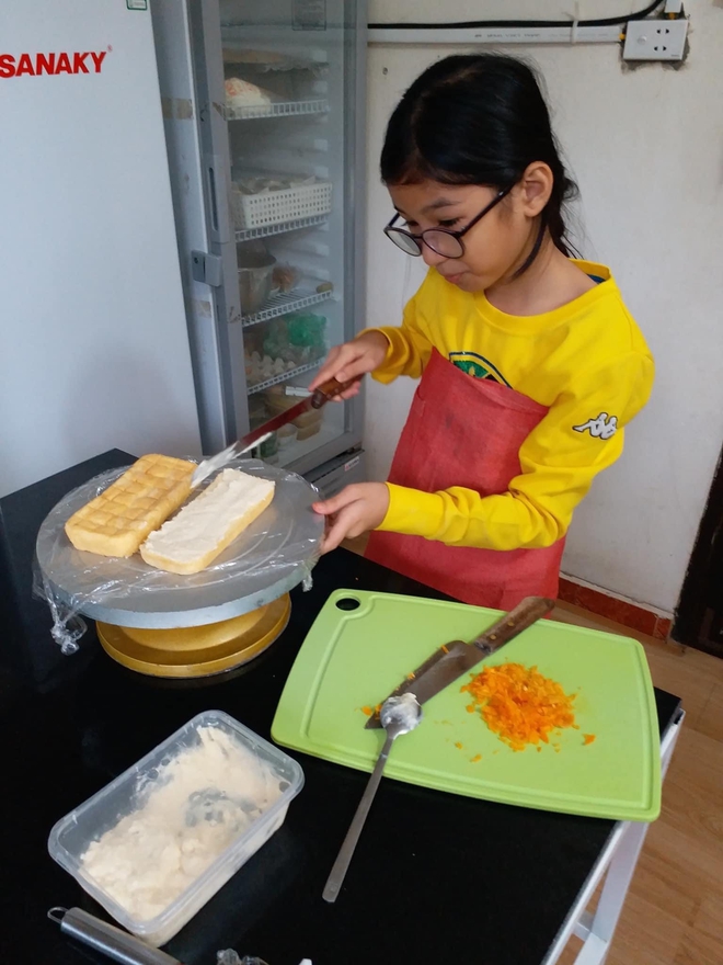 Loạt ảnh hồi b&eacute; của hội tiểu thư Việt đang "chiếm s&oacute;ng": H&oacute;a ra vibe nh&agrave; gi&agrave;u mấy chục năm trước l&agrave; đ&acirc;y - Ảnh 10.