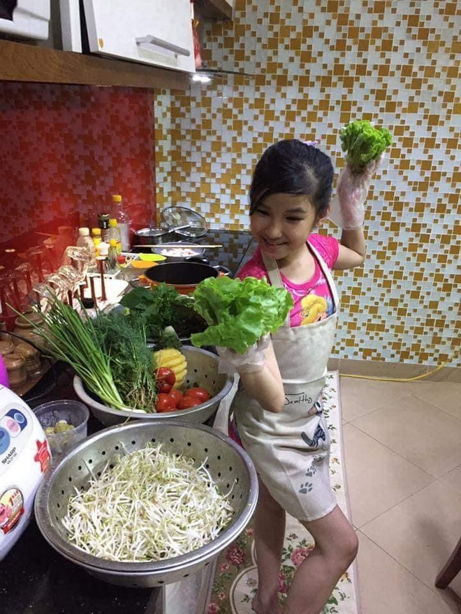 Loạt ảnh hồi b&eacute; của hội tiểu thư Việt đang "chiếm s&oacute;ng": H&oacute;a ra vibe nh&agrave; gi&agrave;u mấy chục năm trước l&agrave; đ&acirc;y - Ảnh 11.