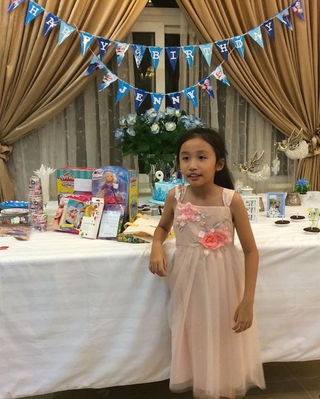 Loạt ảnh hồi b&eacute; của hội tiểu thư Việt đang "chiếm s&oacute;ng": H&oacute;a ra vibe nh&agrave; gi&agrave;u mấy chục năm trước l&agrave; đ&acirc;y - Ảnh 7.
