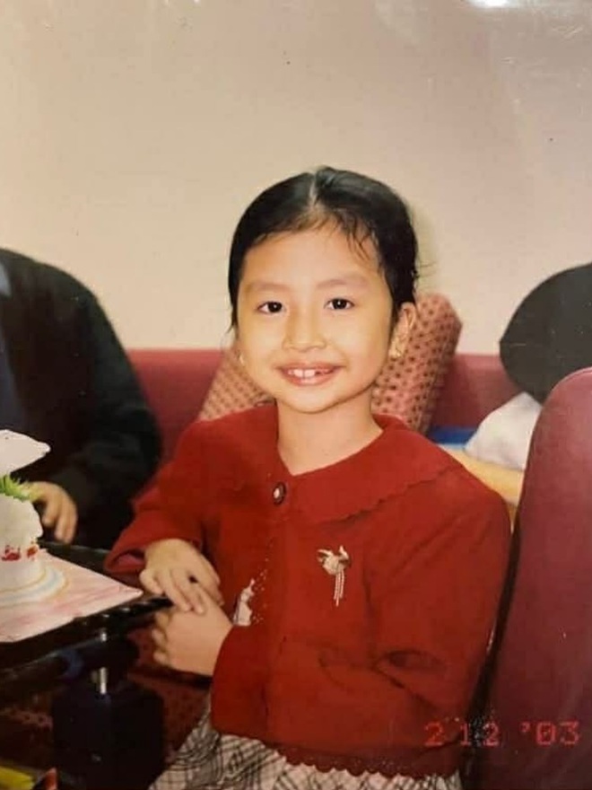 Loạt ảnh hồi b&eacute; của hội tiểu thư Việt đang "chiếm s&oacute;ng": H&oacute;a ra vibe nh&agrave; gi&agrave;u mấy chục năm trước l&agrave; đ&acirc;y - Ảnh 21.