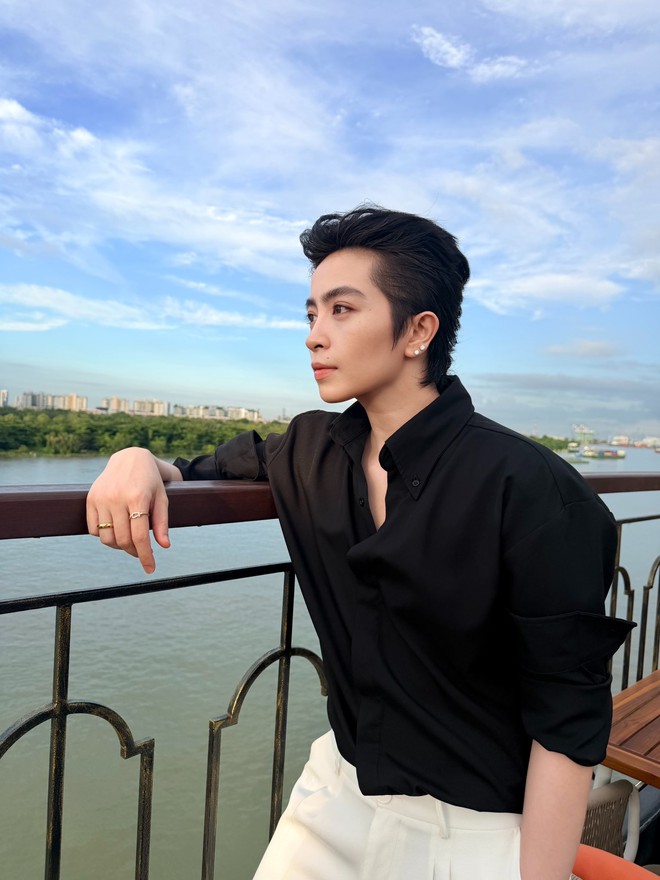 “Chồng Xoài Non” - Gil Lê có sửa gì không mà nay trông đô thế?- Ảnh 4. “Chồng Xoài Non” - Gil Lê có sửa gì không mà nay trông đô thế?- Ảnh 4.