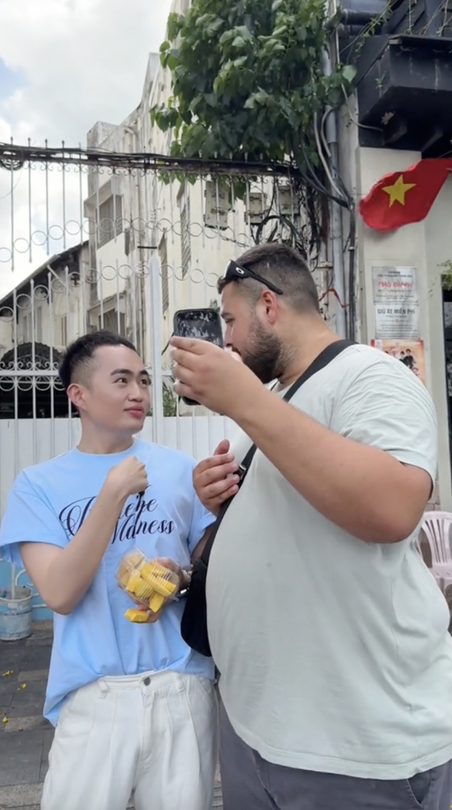 Kh&aacute;ch T&acirc;y đến Việt Nam, từ chối chụp ảnh với ch&agrave;ng trai t&igrave;nh cờ gặp ở g&aacute;nh h&agrave;ng rong: Biết ra danh t&iacute;nh th&igrave; bất ngờ- Ảnh 1.