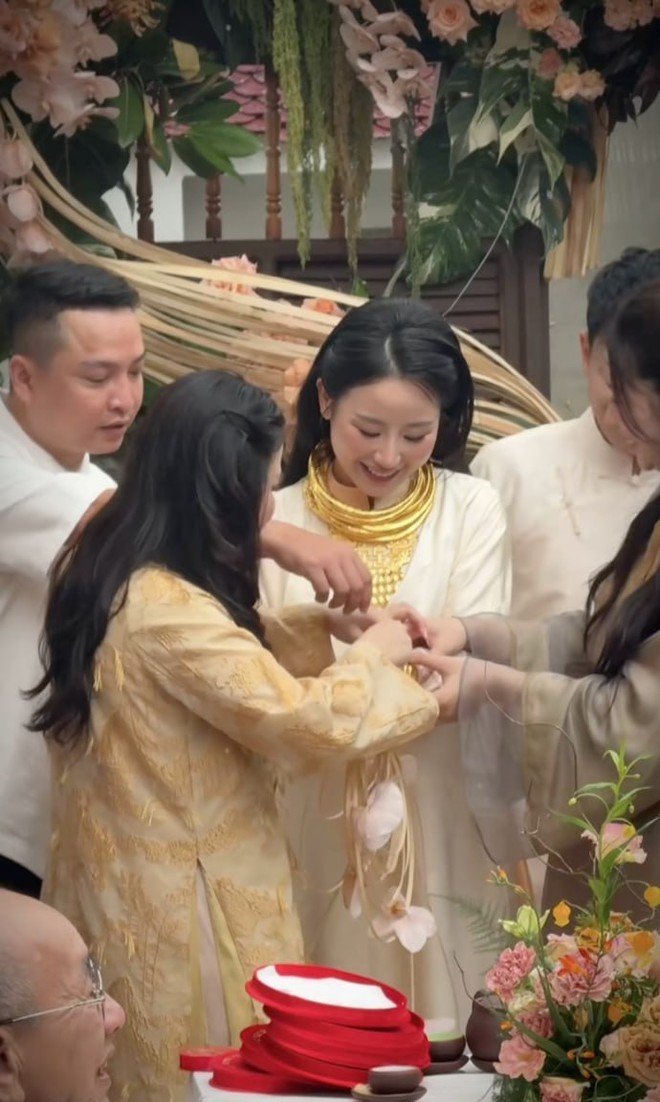 Tiểu thư Hà Tĩnh lên xe hoa “sáng nhất” một vùng: Cô dâu đeo vàng đeo đầy người - Ảnh 4.