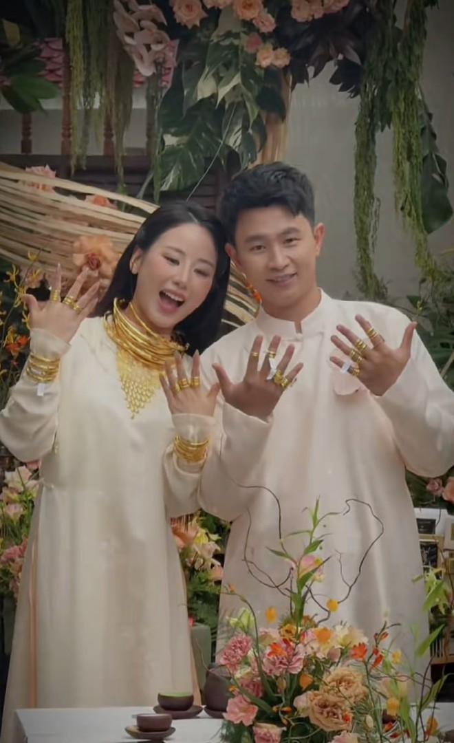 Tiểu thư Hà Tĩnh lên xe hoa “sáng nhất” một vùng: Cô dâu đeo vàng đeo đầy người - Ảnh 5.