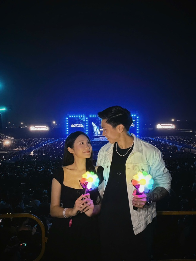 Đo&agrave;n Văn Hậu mua v&eacute; VIP concert BTS tại Busan, chụp 500 tấm ảnh rồi nh&igrave;n vợ cười với trai đẹp - Ảnh 7.