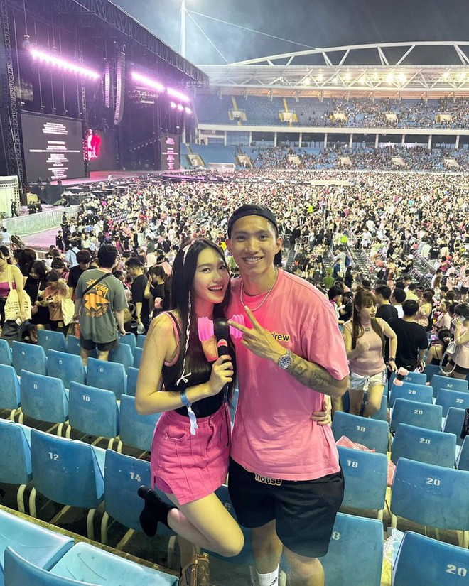Đo&agrave;n Văn Hậu mua v&eacute; VIP concert BTS tại Busan, chụp 500 tấm ảnh rồi nh&igrave;n vợ cười với trai đẹp - Ảnh 6.