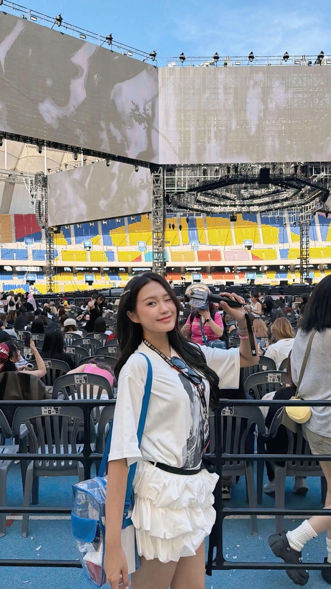 Đo&agrave;n Văn Hậu mua v&eacute; VIP concert BTS tại Busan, chụp 500 tấm ảnh rồi nh&igrave;n vợ cười với trai đẹp - Ảnh 1.