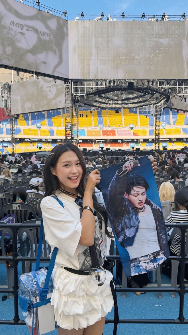 Đo&agrave;n Văn Hậu mua v&eacute; VIP concert BTS tại Busan, chụp 500 tấm ảnh rồi nh&igrave;n vợ cười với trai đẹp - Ảnh 2.
