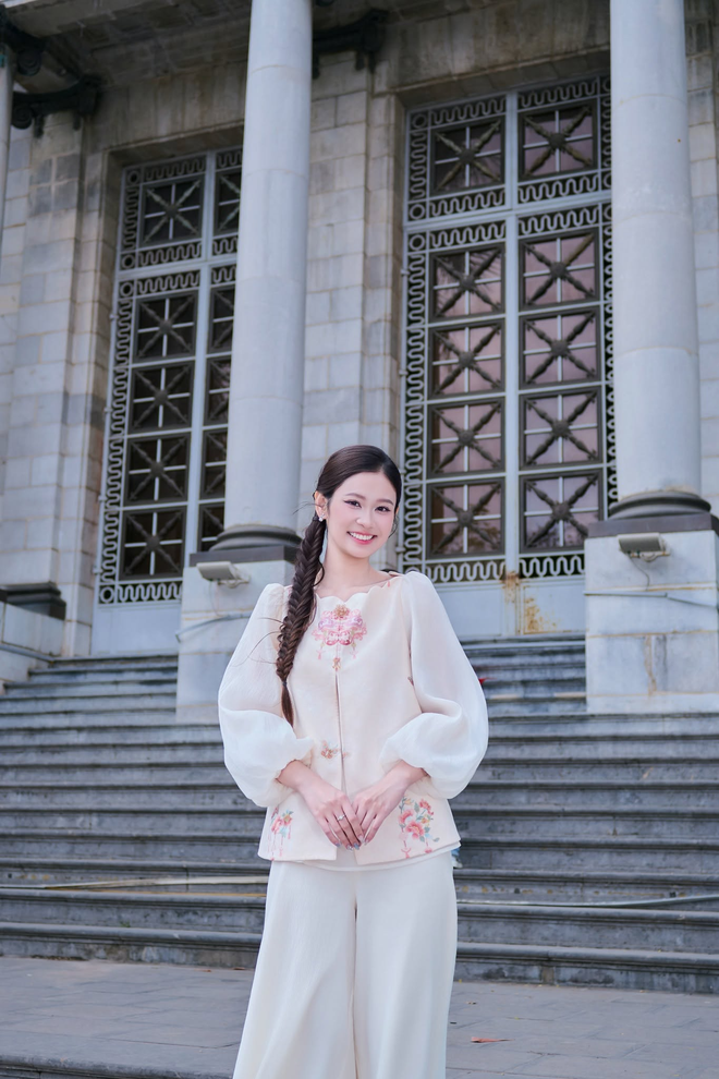 Vẻ đẹp nũng nịu của gái xinh Nóng Cùng World Cup: Là top 10 Miss World Vietnam, tốt nghiệp bằng Giỏi Đại học Ngoại thương - Ảnh 7.