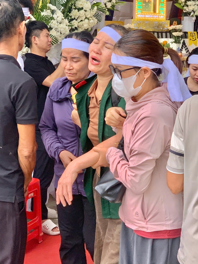 Mẹ Thượng &uacute;y L&ecirc; Văn Thắng kho&aacute;c qu&acirc;n phục, đeo ba l&ocirc; con trai trong lễ đưa tang ở Nghệ An - Ảnh 5.