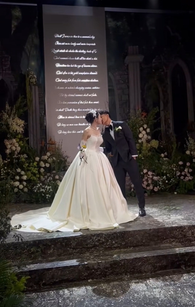 Trần Bích Hạnh công khai con riêng tại đám cưới, Văn Thanh tuyên bố: “Ba sẽ luôn ở bên bảo vệ và yêu thương hai mẹ con”- Ảnh 2. Trần Bích Hạnh công khai con riêng tại đám cưới, Văn Thanh tuyên bố: “Ba sẽ luôn ở bên bảo vệ và yêu thương hai mẹ con”- Ảnh 2.