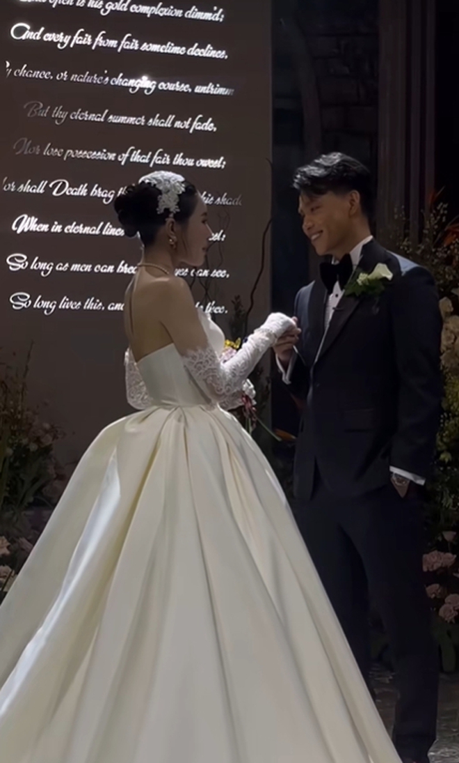 Trần Bích Hạnh công khai con riêng tại đám cưới, Văn Thanh tuyên bố: “Ba sẽ luôn ở bên bảo vệ và yêu thương hai mẹ con”- Ảnh 1. Trần Bích Hạnh công khai con riêng tại đám cưới, Văn Thanh tuyên bố: “Ba sẽ luôn ở bên bảo vệ và yêu thương hai mẹ con”- Ảnh 1.