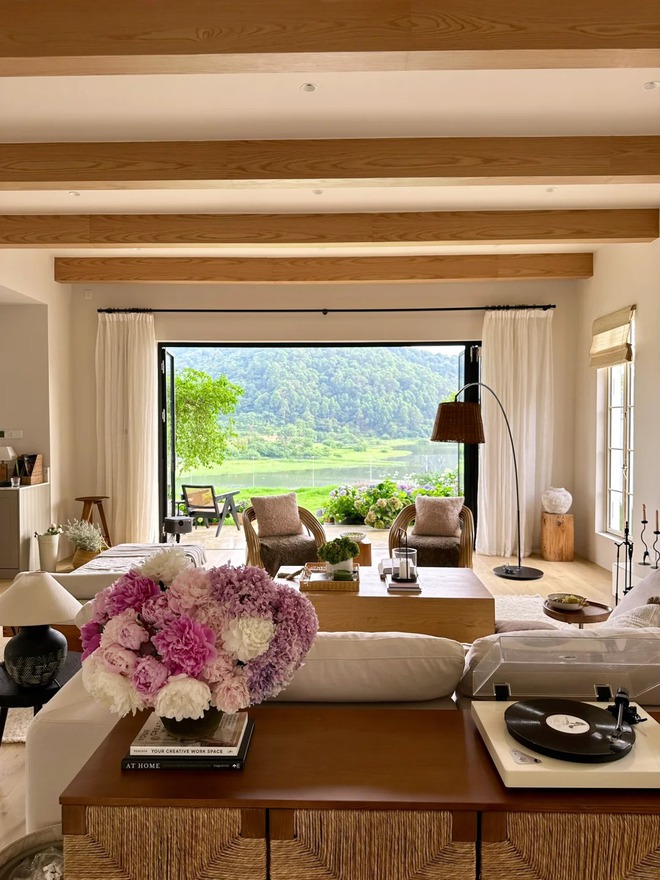 Căn biệt thự 850m2 bên hồ, tiện nghi như resort khép kín của người phụ nữ không đi làm, không kết hôn - Ảnh 8.