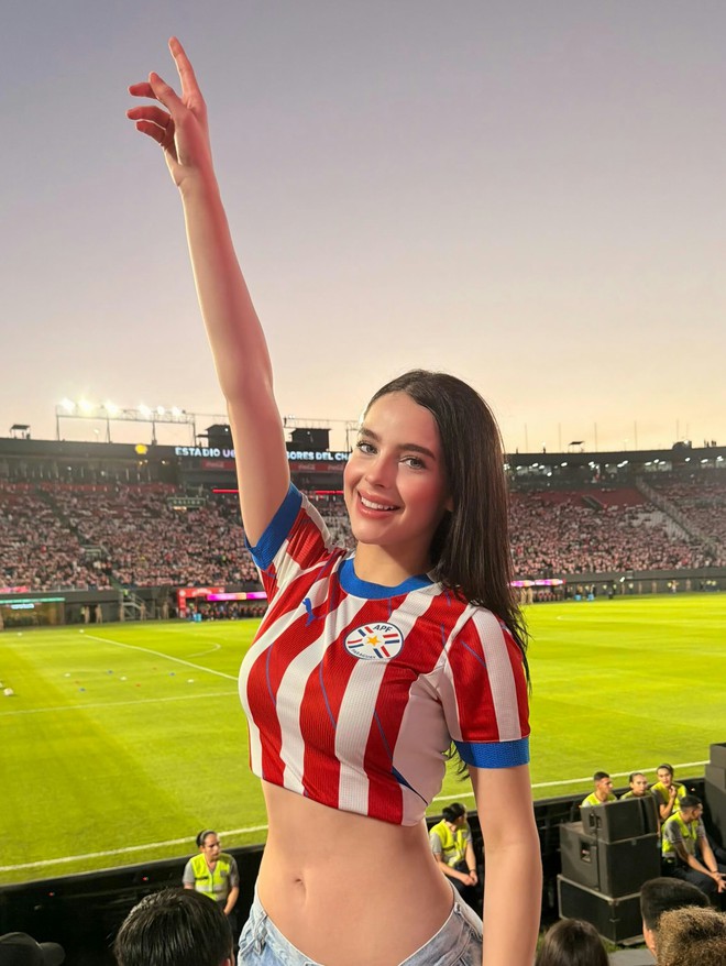 Danh t&iacute;nh c&ocirc; g&aacute;i đi xem World Cup 2026 đẹp si&ecirc;u thực, phải quay clip chứng minh m&igrave;nh l&agrave; người thật- Ảnh 2.