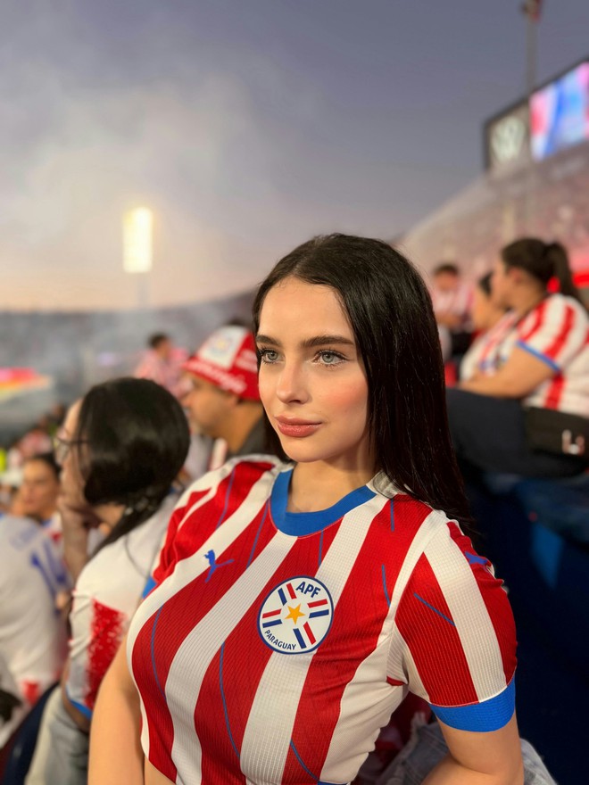 Danh t&iacute;nh c&ocirc; g&aacute;i đi xem World Cup 2026 đẹp si&ecirc;u thực, phải quay clip chứng minh m&igrave;nh l&agrave; người thật- Ảnh 1.