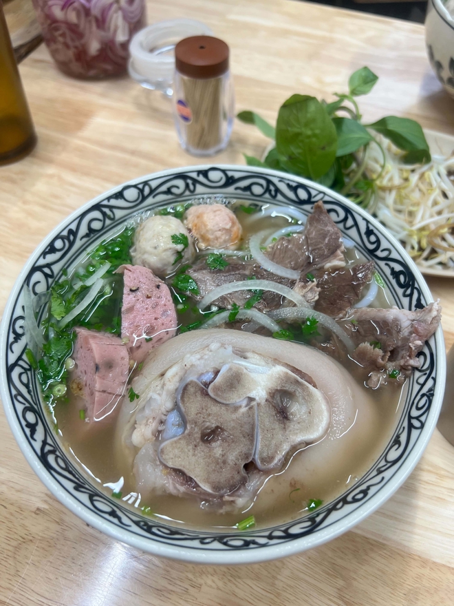 Lương bao nhi&ecirc;u mới đủ sống khi đi l&agrave;m tại khu trung t&acirc;m ở H&agrave; Nội - TP.HCM? Chỉ bữa cơm trưa đ&atilde; ngốn 80.000 đồng- Ảnh 1.