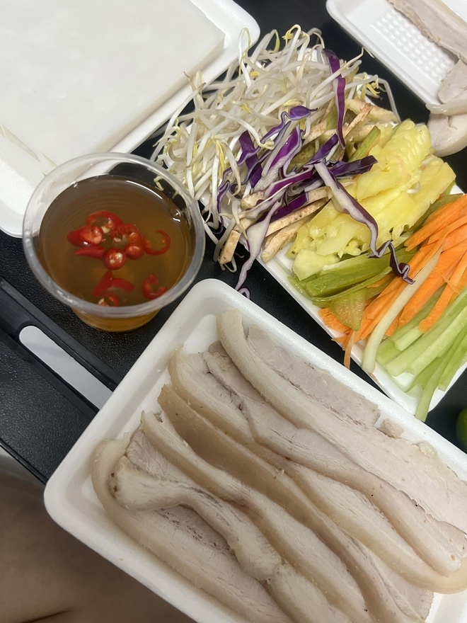 Lương bao nhi&ecirc;u mới đủ sống khi đi l&agrave;m tại khu trung t&acirc;m ở H&agrave; Nội - TP.HCM? Chỉ bữa cơm trưa đ&atilde; ngốn 80.000 đồng- Ảnh 3.