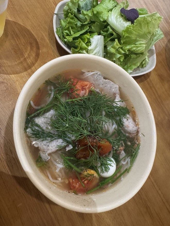 Lương bao nhi&ecirc;u mới đủ sống khi đi l&agrave;m tại khu trung t&acirc;m ở H&agrave; Nội - TP.HCM? Chỉ bữa cơm trưa đ&atilde; ngốn 80.000 đồng- Ảnh 2.