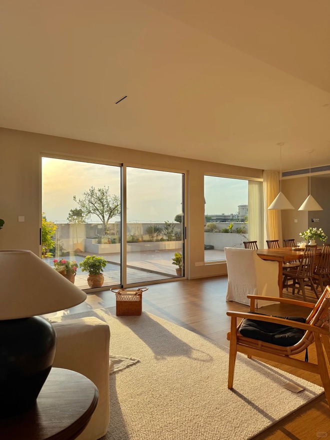 Căn penthouse 330m&sup2; hướng T&acirc;y của c&ocirc; g&aacute;i 30 tuổi từng bị phản đối v&igrave; qu&aacute; n&oacute;ng: Giờ v&agrave;ng buổi chiều đẹp đến mức ai cũng muốn ở- Ảnh 1.