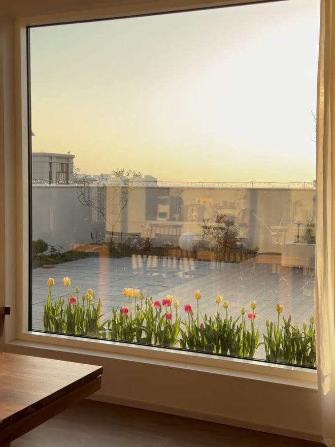 Căn penthouse 330m&sup2; hướng T&acirc;y của c&ocirc; g&aacute;i 30 tuổi từng bị phản đối v&igrave; qu&aacute; n&oacute;ng: Giờ v&agrave;ng buổi chiều đẹp đến mức ai cũng muốn ở- Ảnh 17.