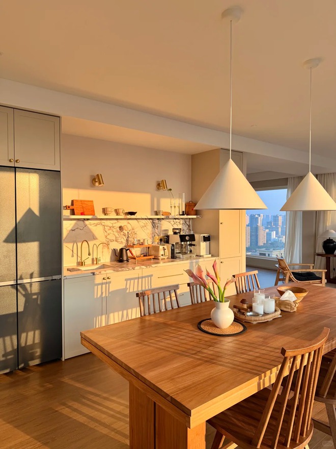 Căn penthouse 330m&sup2; hướng T&acirc;y của c&ocirc; g&aacute;i 30 tuổi từng bị phản đối v&igrave; qu&aacute; n&oacute;ng: Giờ v&agrave;ng buổi chiều đẹp đến mức ai cũng muốn ở- Ảnh 6.