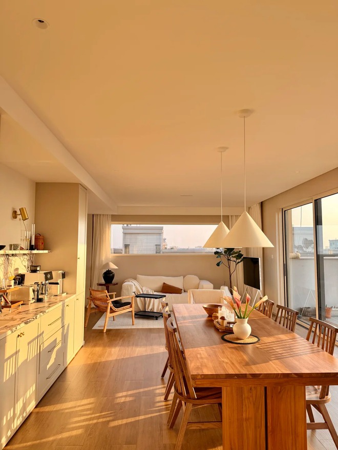 Căn penthouse 330m&sup2; hướng T&acirc;y của c&ocirc; g&aacute;i 30 tuổi từng bị phản đối v&igrave; qu&aacute; n&oacute;ng: Giờ v&agrave;ng buổi chiều đẹp đến mức ai cũng muốn ở- Ảnh 2.