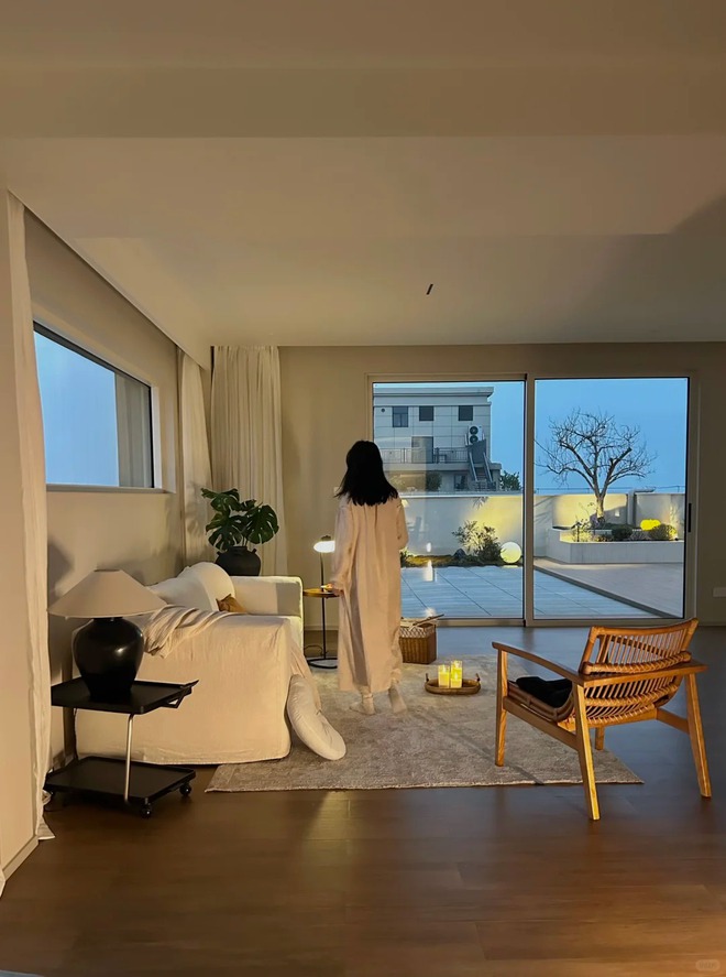 Căn penthouse 330m&sup2; hướng T&acirc;y của c&ocirc; g&aacute;i 30 tuổi từng bị phản đối v&igrave; qu&aacute; n&oacute;ng: Giờ v&agrave;ng buổi chiều đẹp đến mức ai cũng muốn ở- Ảnh 10.