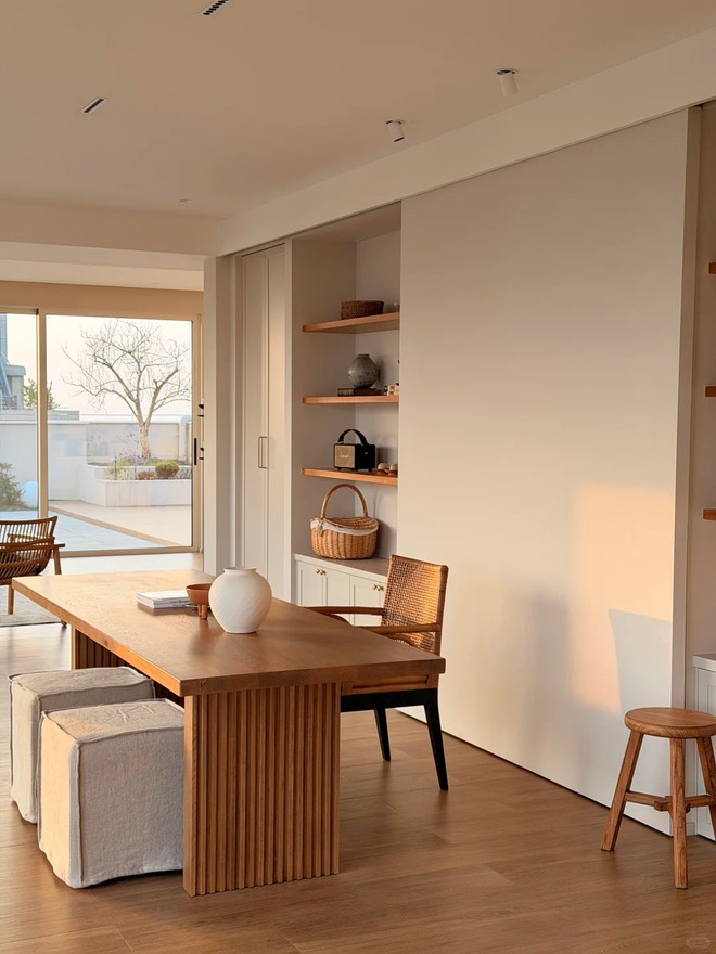 Căn penthouse 330m&sup2; hướng T&acirc;y của c&ocirc; g&aacute;i 30 tuổi từng bị phản đối v&igrave; qu&aacute; n&oacute;ng: Giờ v&agrave;ng buổi chiều đẹp đến mức ai cũng muốn ở- Ảnh 23.